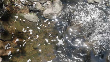 El-Agua-Fluye-Sobre-Piedras-En-Wissahickon-Creek