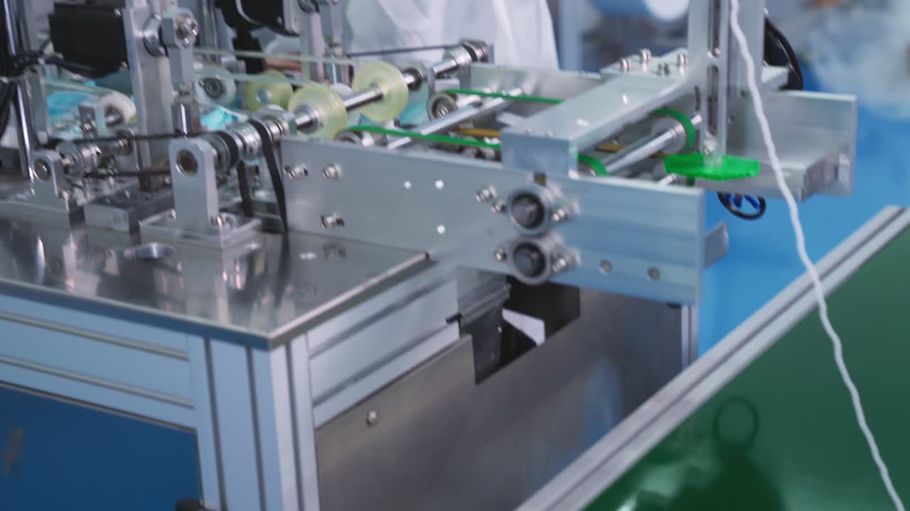 línea de producción de máscaras faciales en una fábrica moderna