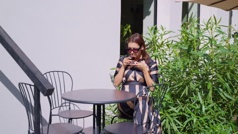 mujer disfrutando de un café al aire libre