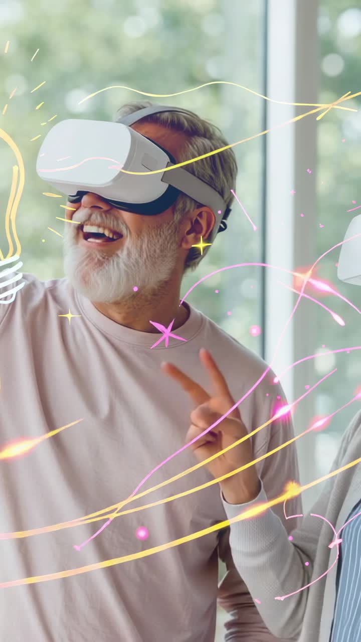 Vertikální video: Objeví se žárovka, starší muž používá VR headset a gestikuluje směrem nahoru doma se stopami