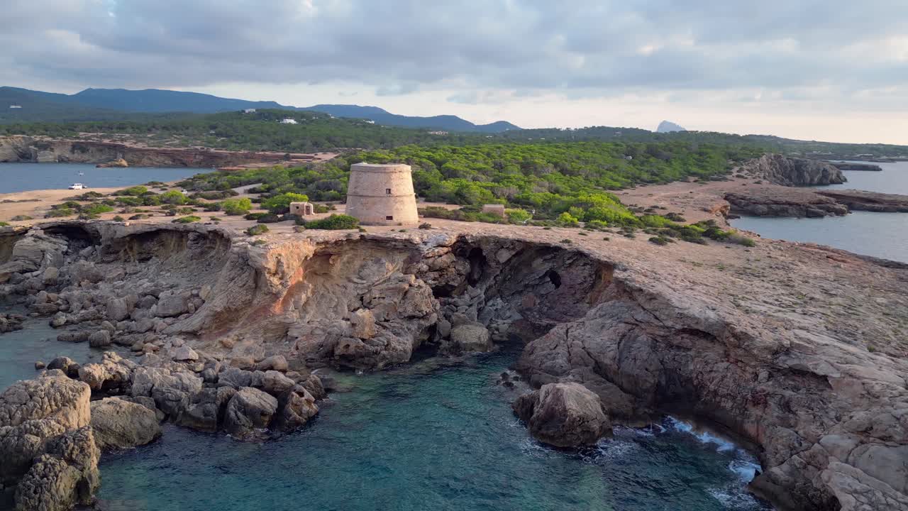 tramonto costiero mediterraneo antica torre storica