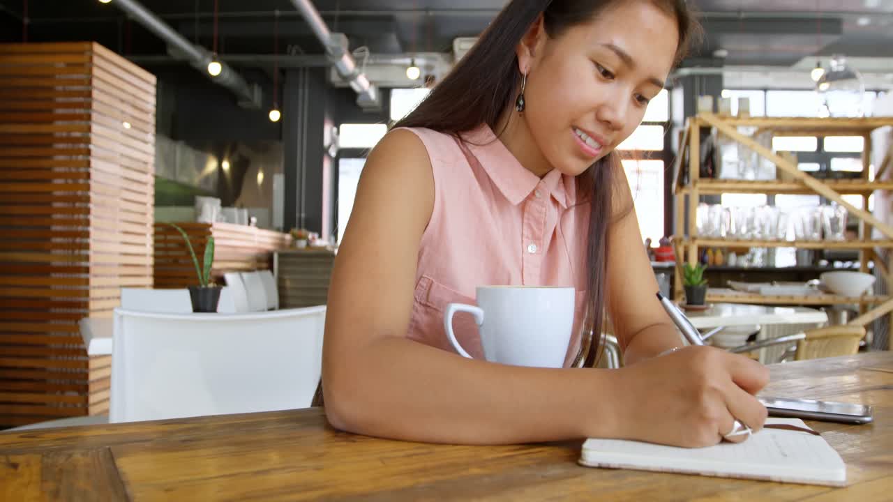 Ragazza adolescente che scrive su un diario 4k