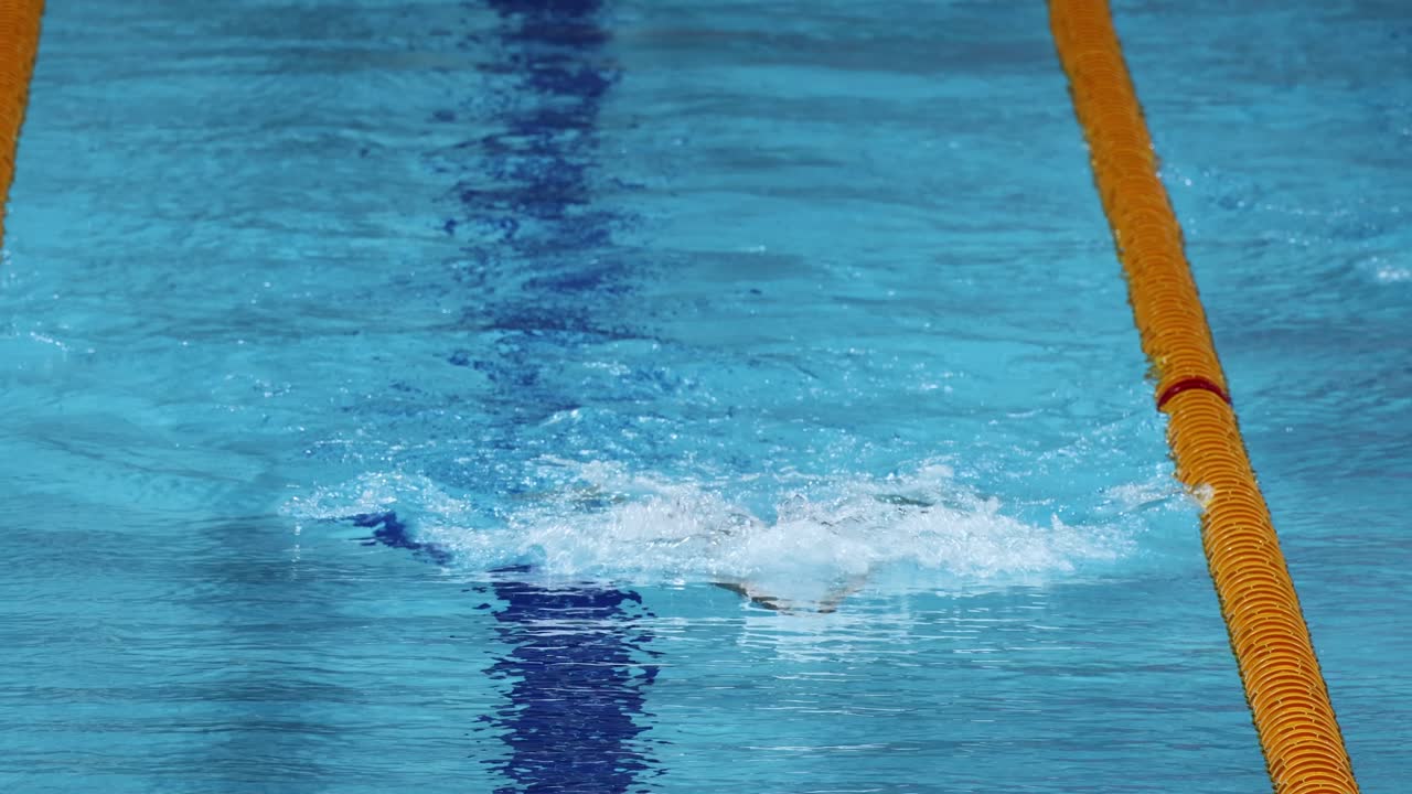 Atleta nadando vueltas en una carrera competitiva