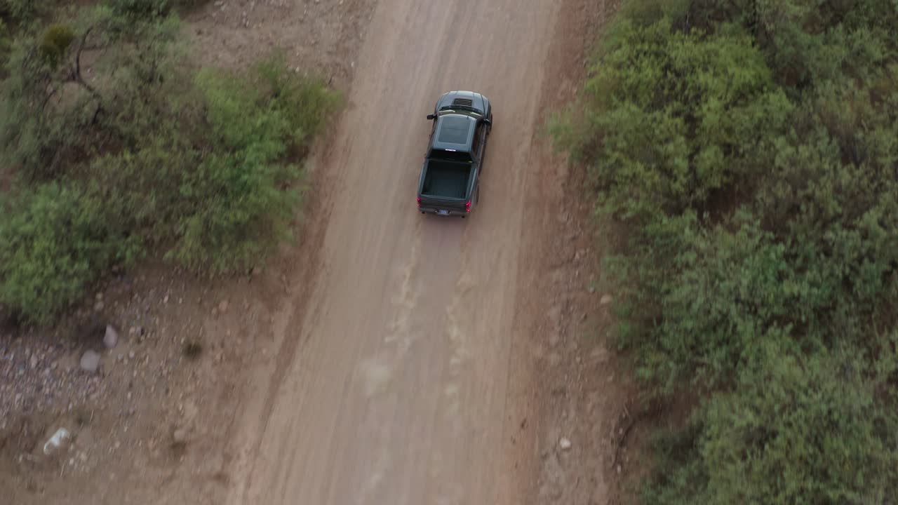 camioneta pick-up de rendimiento todoterreno acelerando por un sendero de tierra del desierto