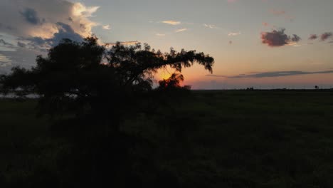 Schöne-Luftaufnahme-Eines-Sonnenuntergangs-In-Der-Nähe-Von-Mobile-Bay