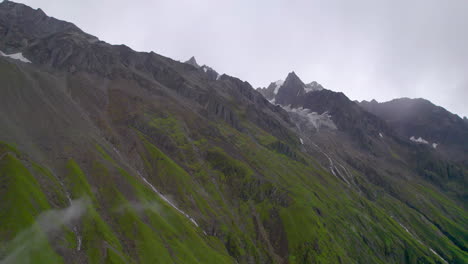 Colinas-Rocosas-Cubiertas-De-Pastos-Verdes-Y-Nubes-Nepal,-El-Dron-Muestra-El-Paisaje-Maravillosamente-4k