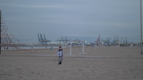 Kleiner-Junge,-Der-An-Einem-Kalten-Tag-Am-Strand-Spaziert