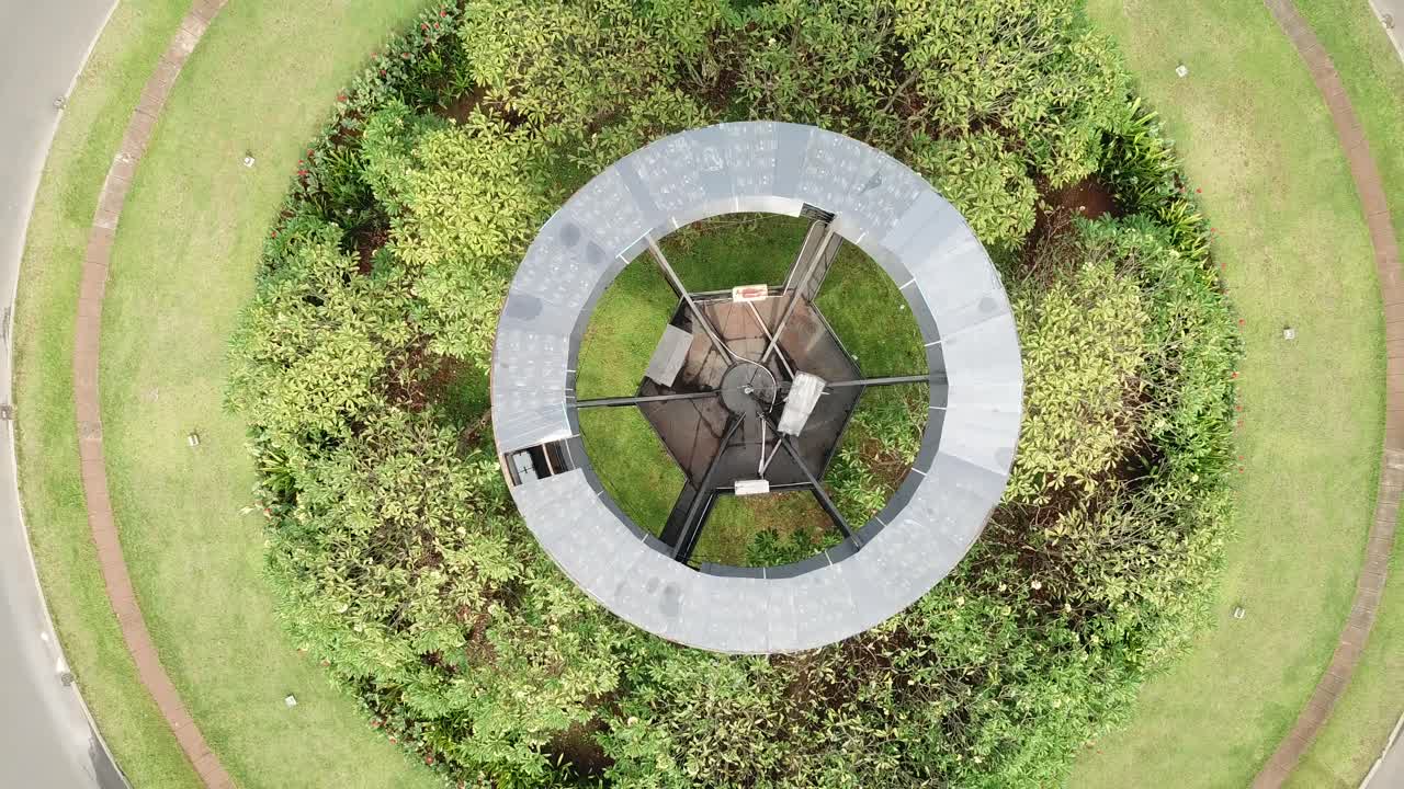 vista aérea de una rotonda con un jardín y tráfico