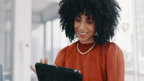 Oficina.-Sonrisa-Y-Mujer-De-Negocios-Con-Tableta