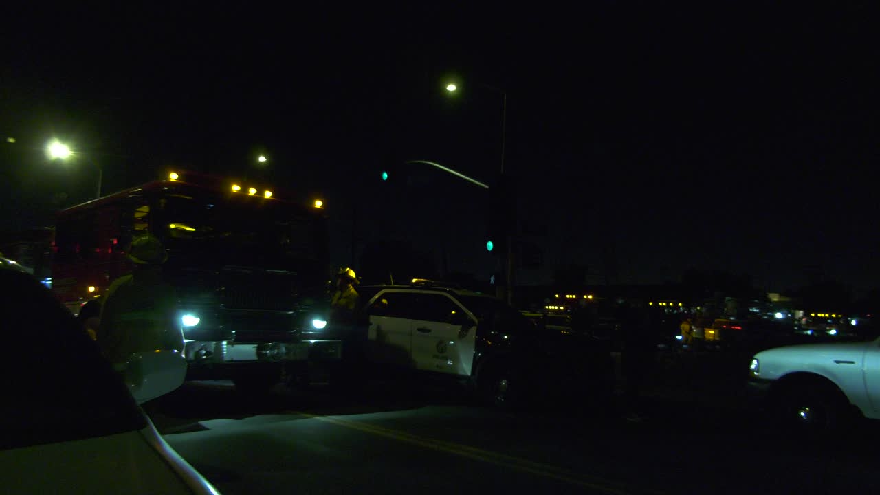 소방차와 구급차가 밤에 도착합니다.