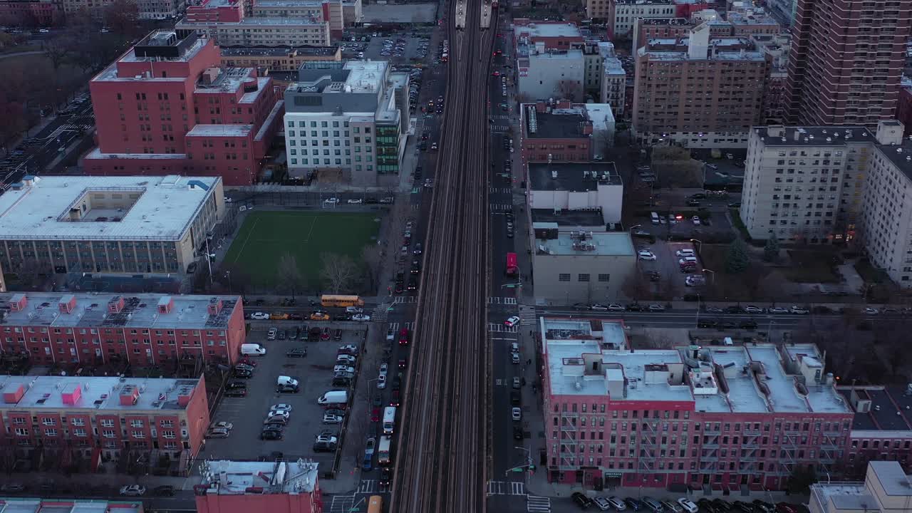 vuelo curvo de drones sobre vías de tren elevadas de harlem, ciudad de nueva york, justo después del amanecer