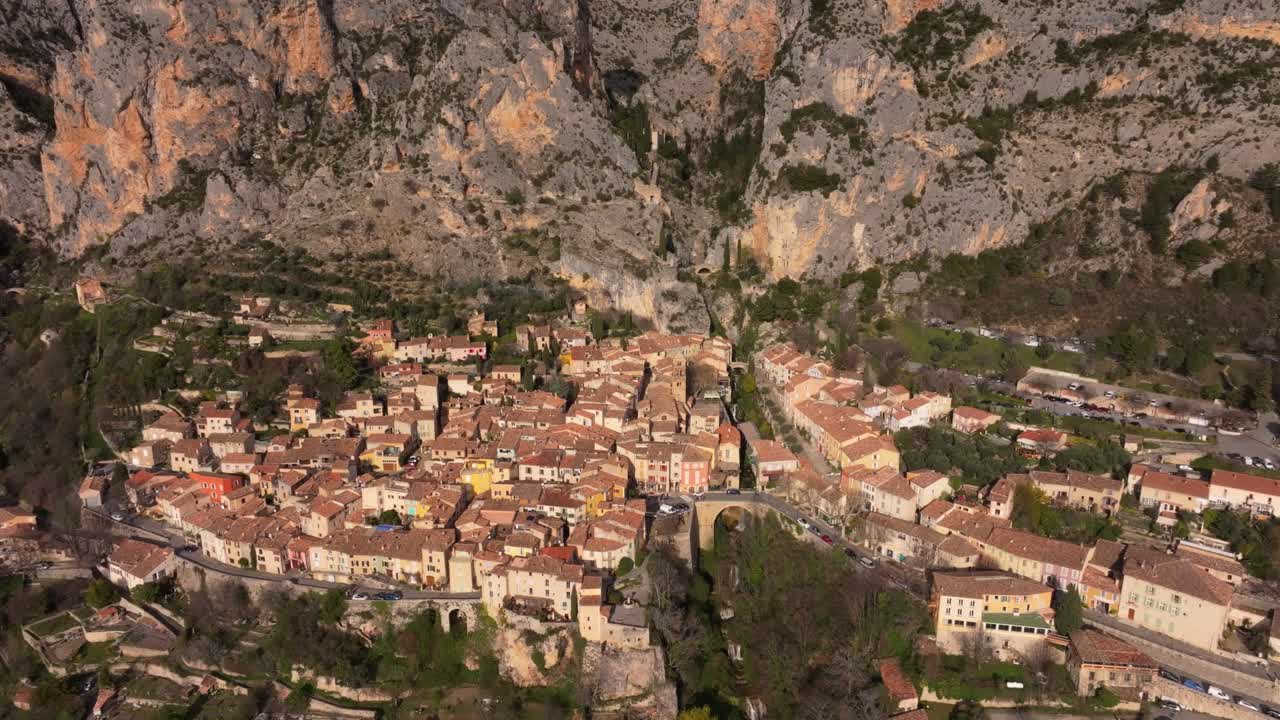 Luftaufnahme von Moustiers, thronend auf steilen Klippen in Südfrankreich