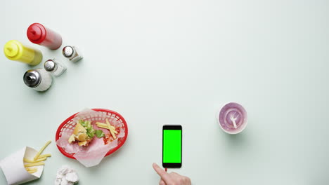 vista superior pantalla táctil gestos de la mano teléfono móvil en el restaurante de comida rápida americano manos desde arriba - dragón épico rojo