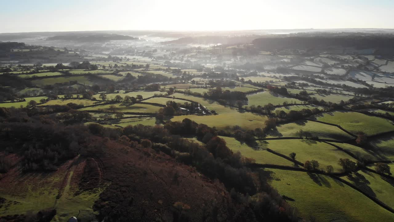 아침 일찍  리 (culm valley) 와 블랙다운 힐스 (blackdown hills) 에 있는 스 (culstock) 비콘 (beacon) 을 바라보는 공중 촬영.