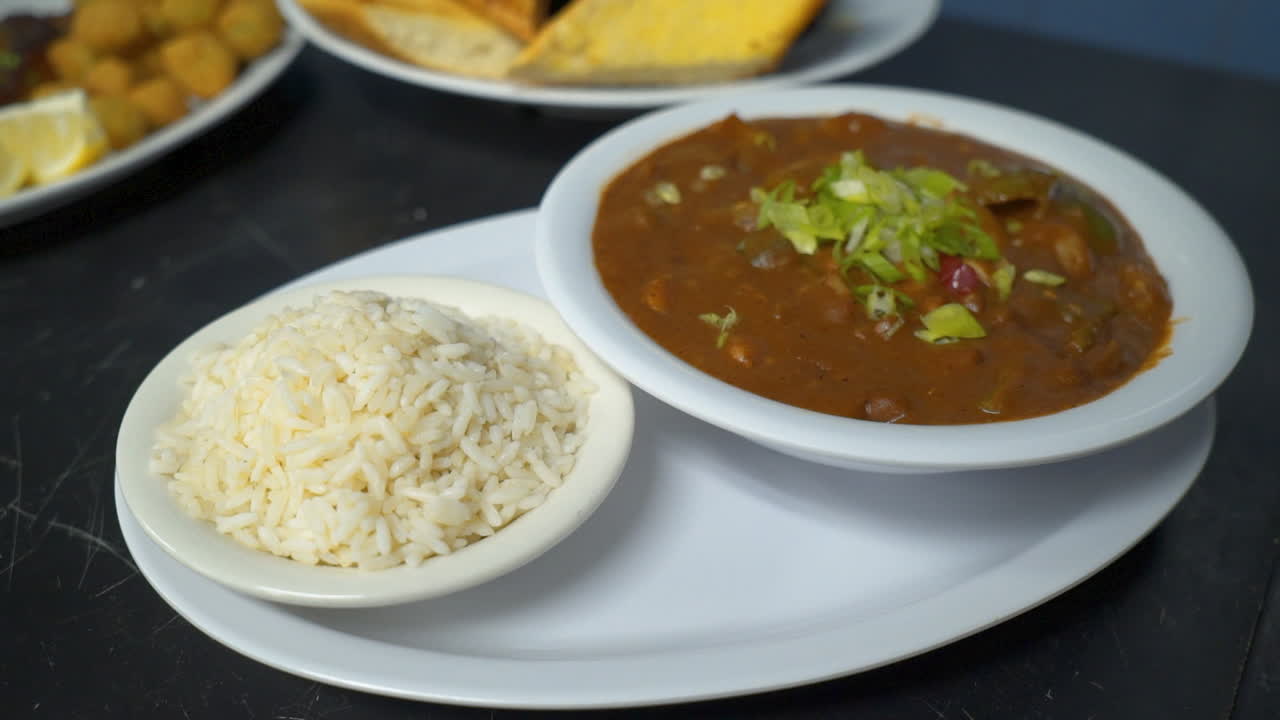 plato de restaurante de gumbo cajún tradicional y arroz blanco, slider hd