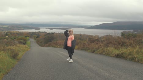 mujer eufórica frente a la vista del lago