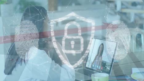 animación de un candado de seguridad en línea y huella digital biométrica sobre una mujer en una videollamada portátil