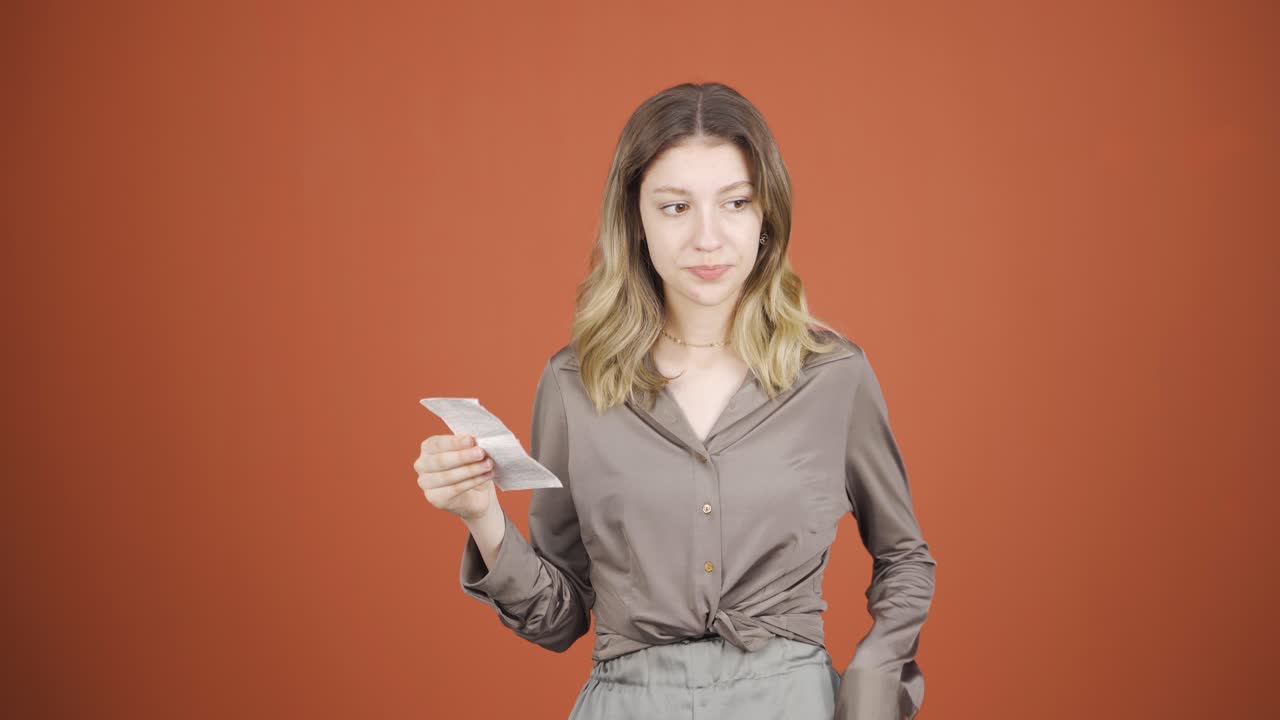 mujer joven enojada con una gran factura.