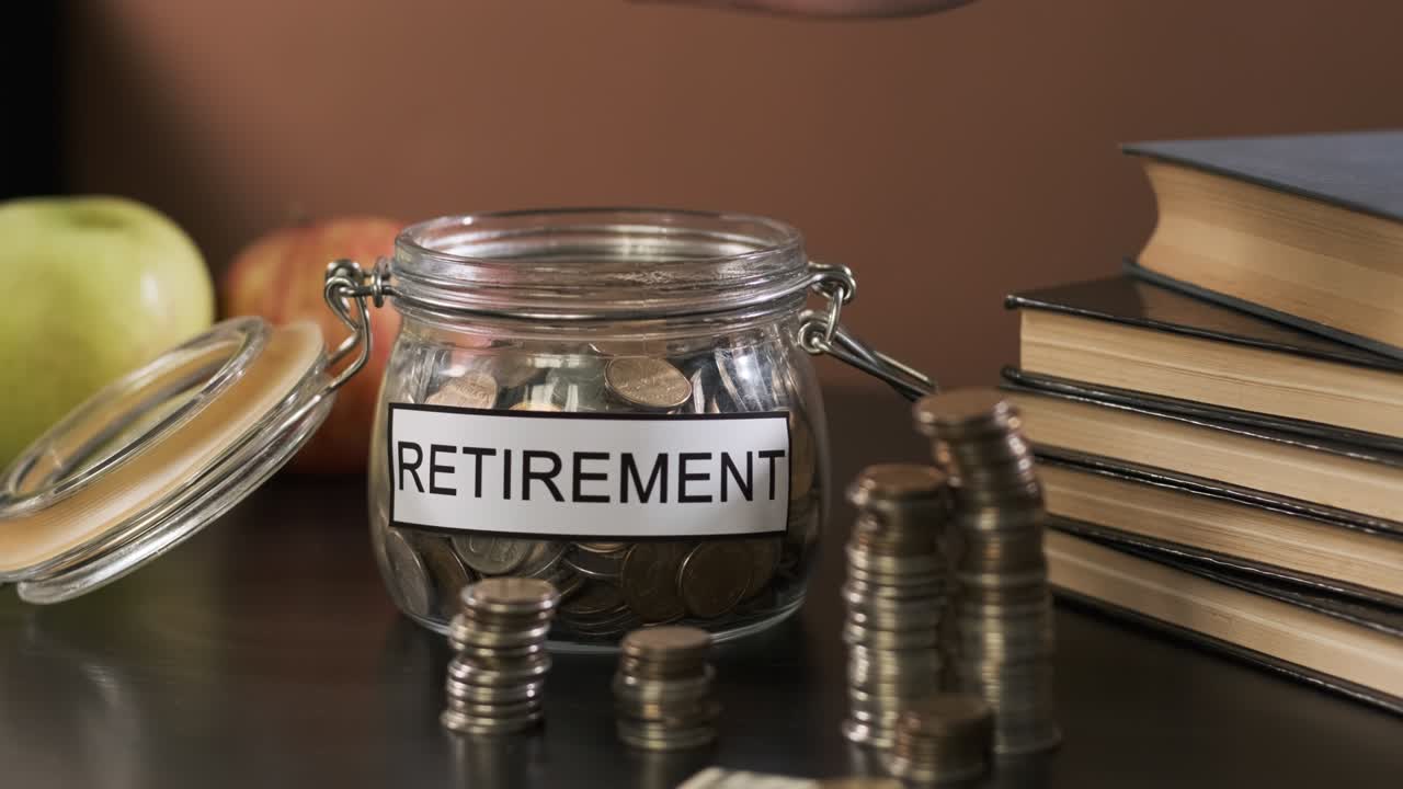 은퇴 를 위해 돈을 저축 하는 사람 의 클로즈업