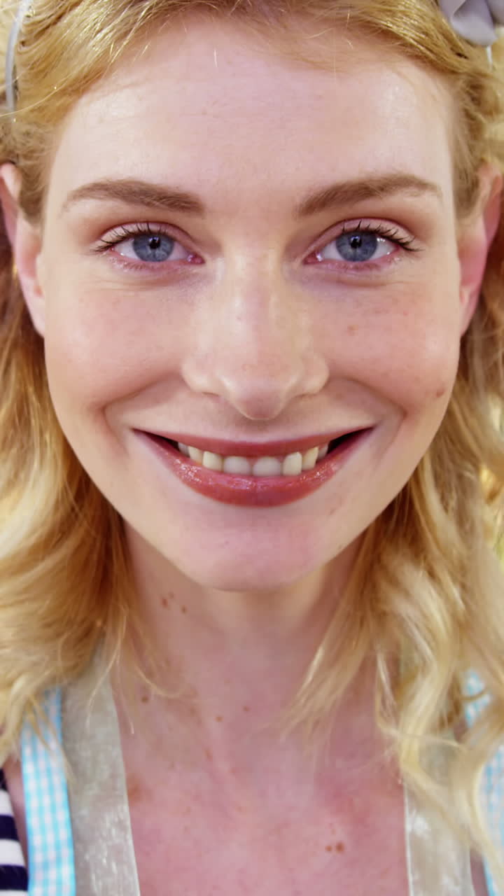 Retrato de florista sorrindo em floricultura
