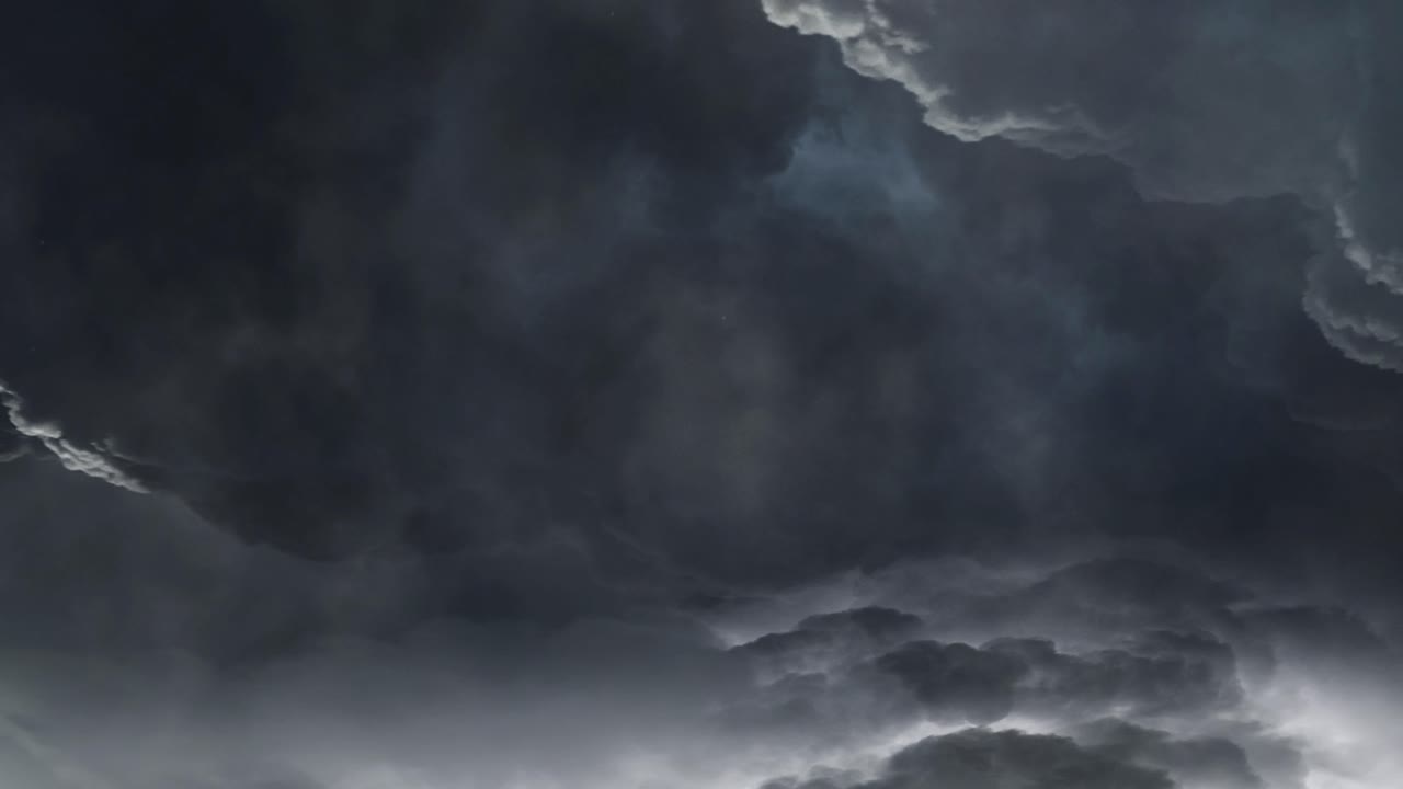 tormenta de truenos rayo golpe con nubes de tormenta ultra hd