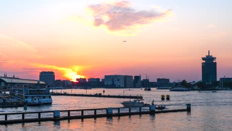 Zeitraffer:-Die-Sonne-Geht-Unter-Und-Die-Nacht-Bricht-An-Einem-Warmen-Und-Sonnigen-Sommerabend-über-Amsterdams-Wunderschönem-Flussufer-Herein