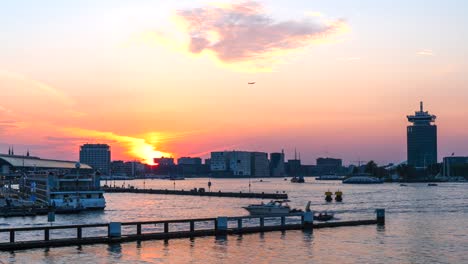 timelapse: el sol se pone y la noche cae sobre la hermosa ribera de amsterdam en una cálida y soleada tarde de verano