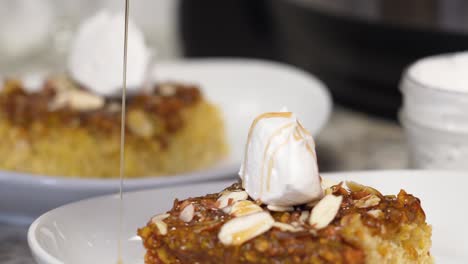 Karamellsirup-Auf-Bananen-Karamell-Kuchen-Mit-Zuckerguss-Tropfen