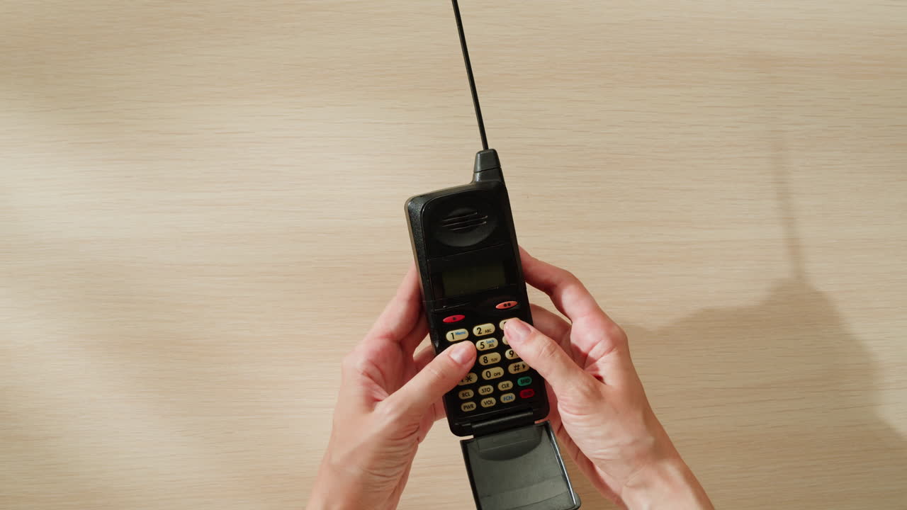 손에 든 빈티지 플립 드폰