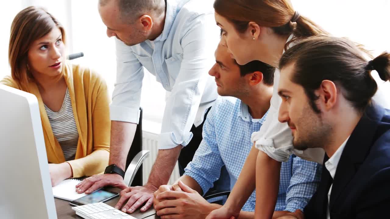 colegas de negocios discutiendo en la computadora