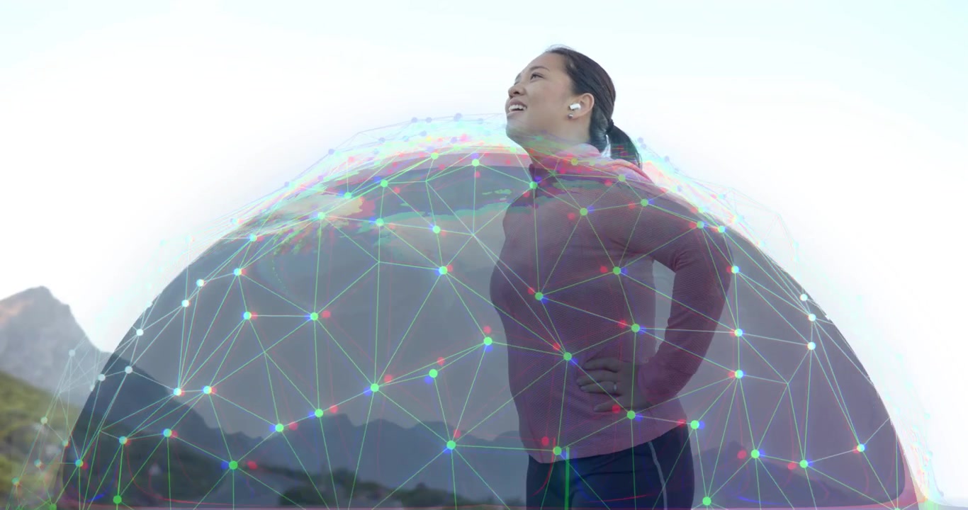 Appassionato di fitness che scansiona una valle di montagna e avvia una sfera digitale che avvolge il busto per il tracciamento.