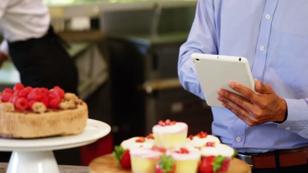 propietario masculino que usa una tableta digital