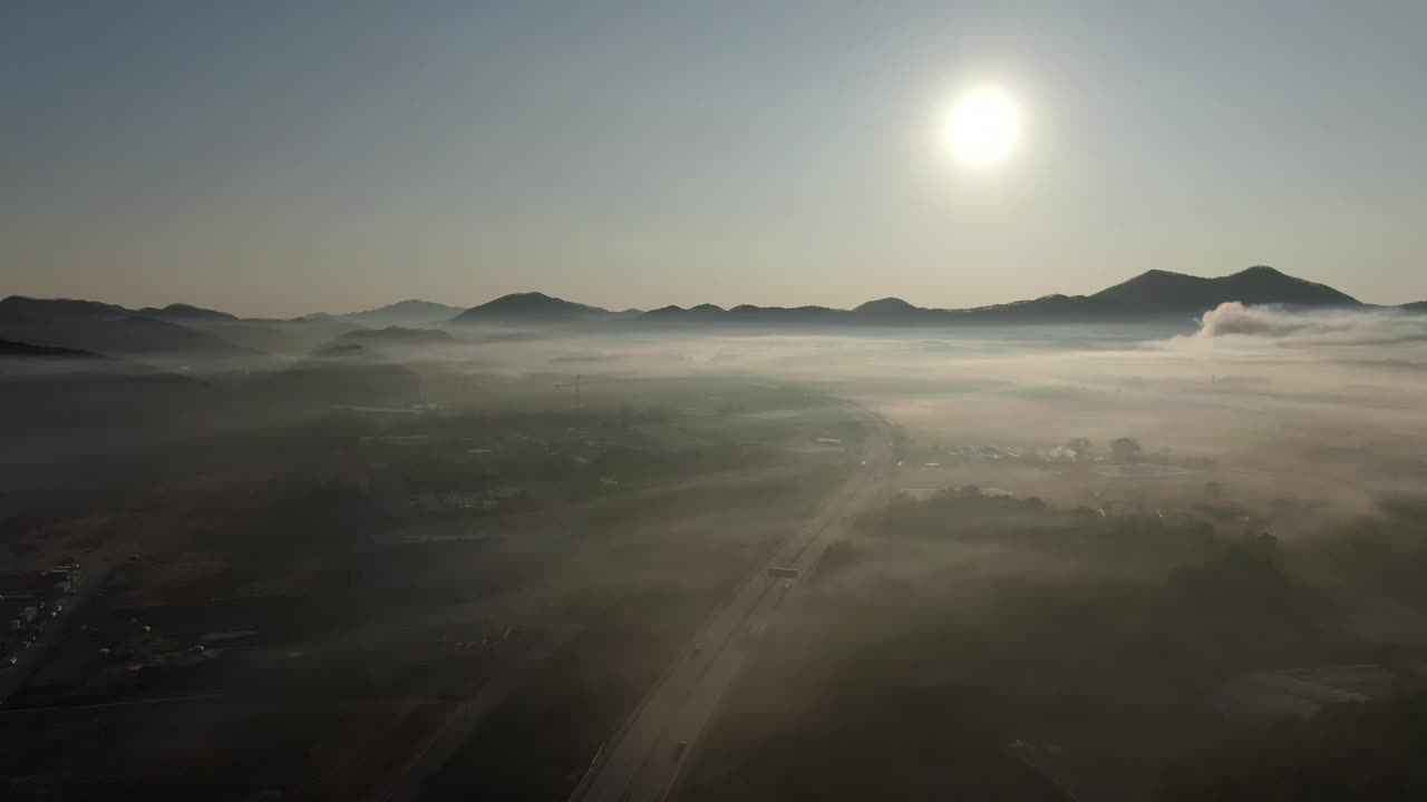 안개가 자욱한 가을 고속도로 장면