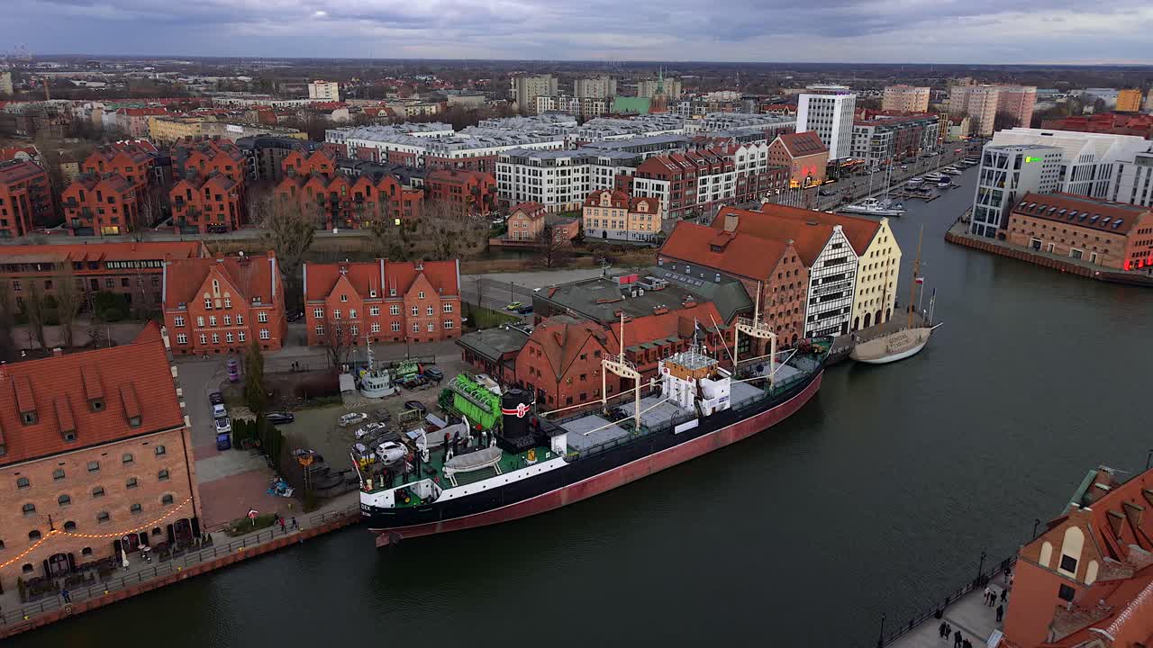 Splendidi clip video aerei che mostrano il centro storico di Danzica, con la nave museo Sołdek ormeggiata sul fiume Motława al tramonto