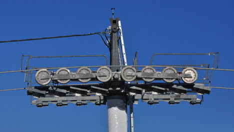 cerrar el lapso de tiempo de un poste de telesilla con las ruedas dando vueltas en los alpes