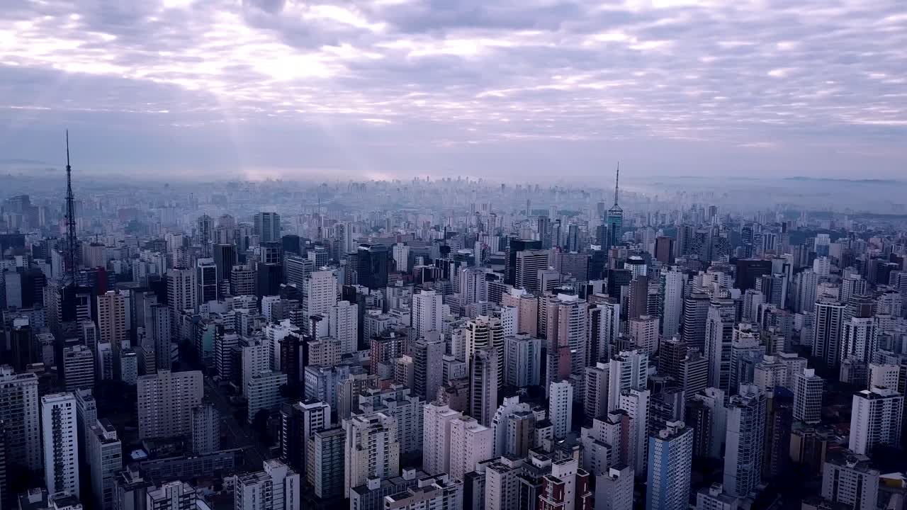 Deslumbrante tomada aérea panorâmica do centro da cidade no início da manhã, São Paulo, Brasil.