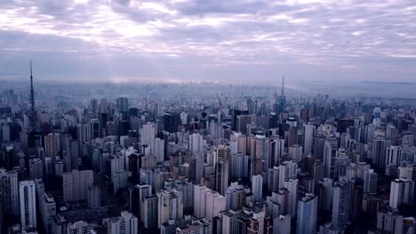 Impresionante-Toma-Aérea-Panorámica-Del-Centro-De-La-Ciudad-Temprano-En-La-Mañana,-Sao-Paolo,-Brasil