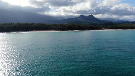 fliegen sie in richtung der tropischen strände der wunderschönen hawaiianischen insel, des dschungelwaldes und der majestätischen berge