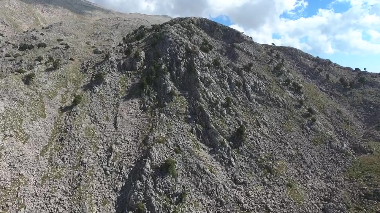 Vista aerea di un aspro pendio montuoso roccioso con vegetazione rada