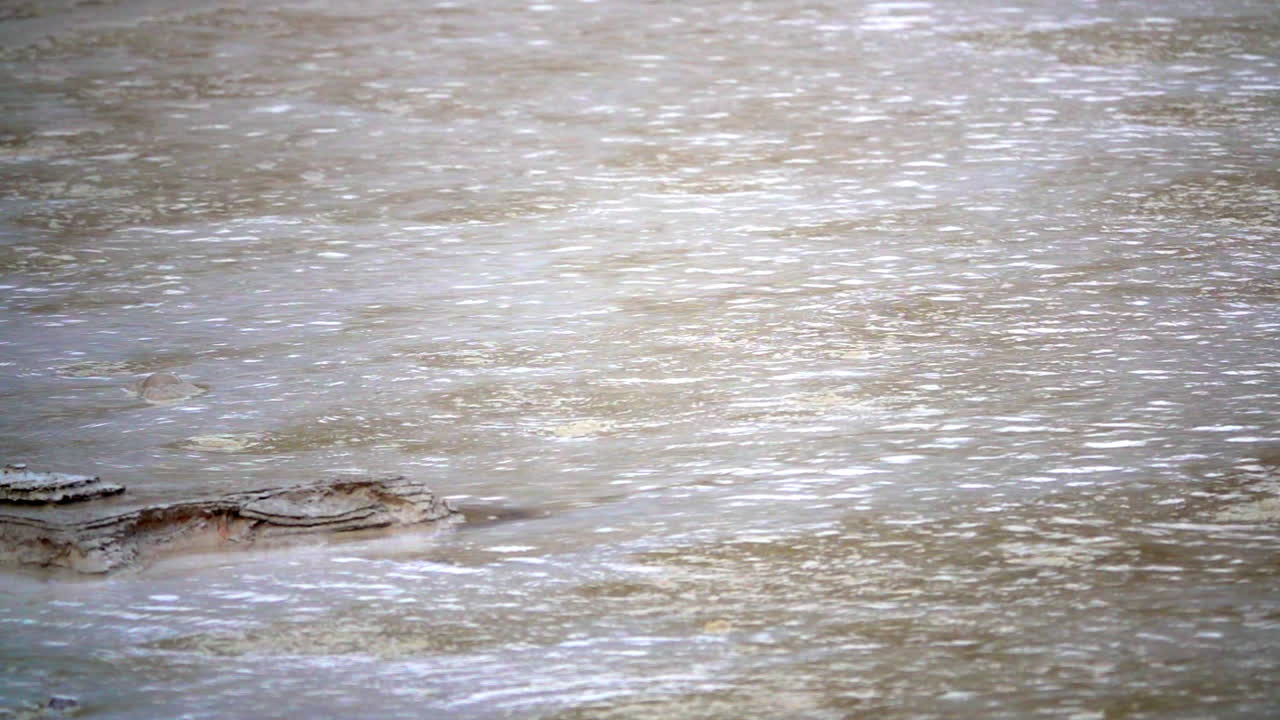 Close-up air panas mendidih di kolam geotermal di Taman Nasional Yellowstone