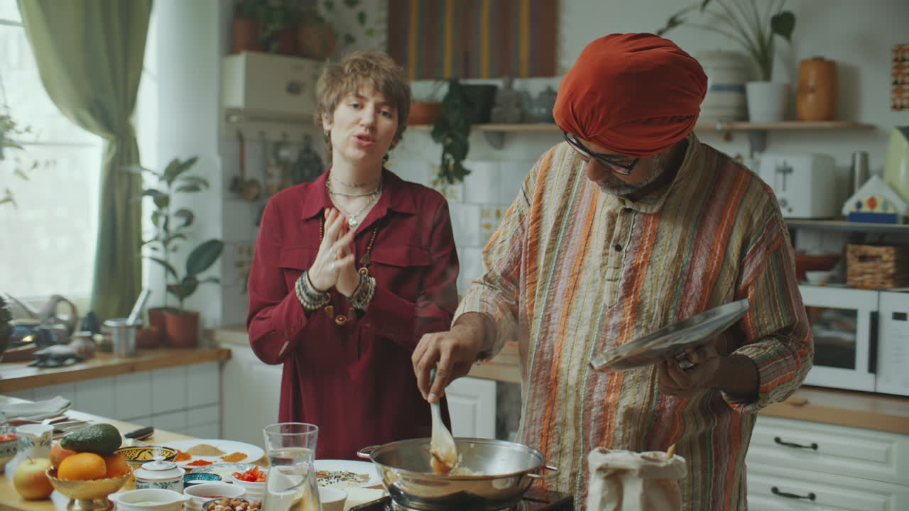 blogger de comida y chef indio presentando ingredientes y cocina en la cocina