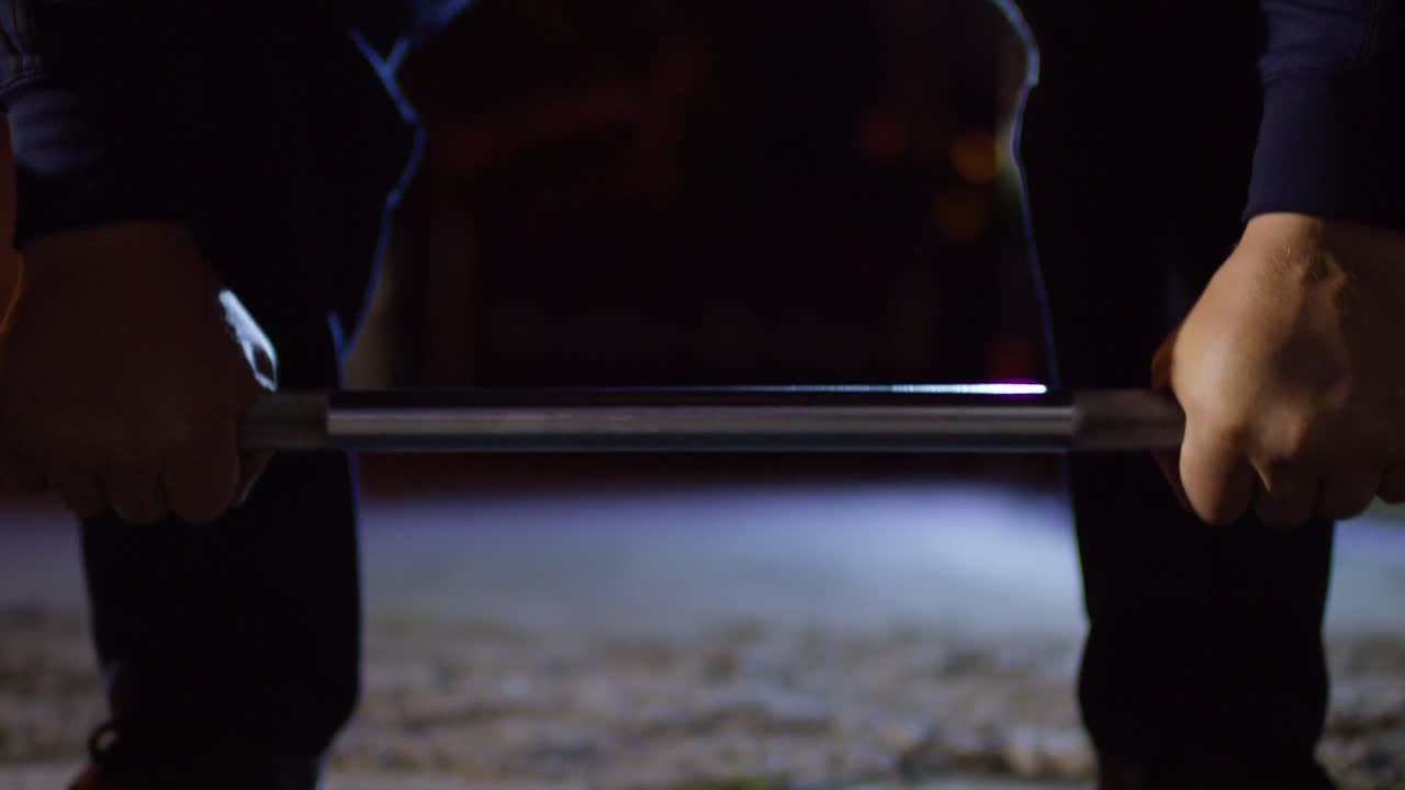 밤에 웨이트 리프팅하는 남자