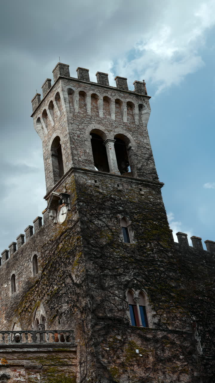 antigua torre de castillo de piedra