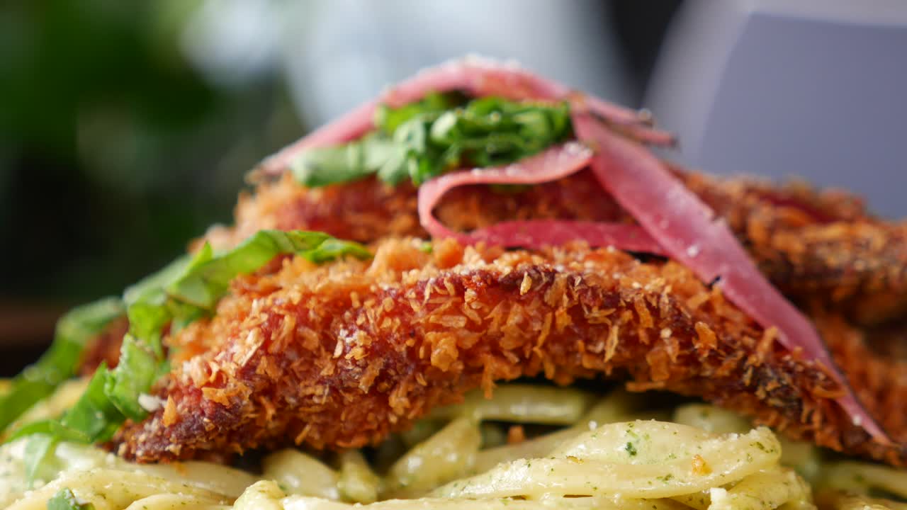 pollo frito y crujiente con pasta de pesto