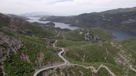 Drohnenvideo-&quot;Slider&quot;-Von-Der-Seite-über-Dem-Sh25-In-Albanien-Mit-Dem-Drin-Fluss-Als-Hauptaufnahme