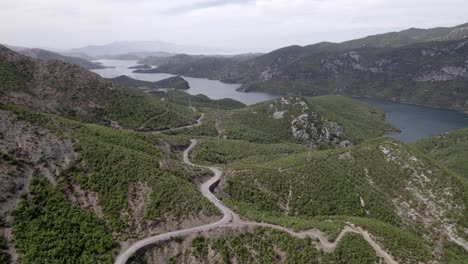 video de drone de toma lateral "deslizante" sobre el sh25 en albania con el río drin como toma principal