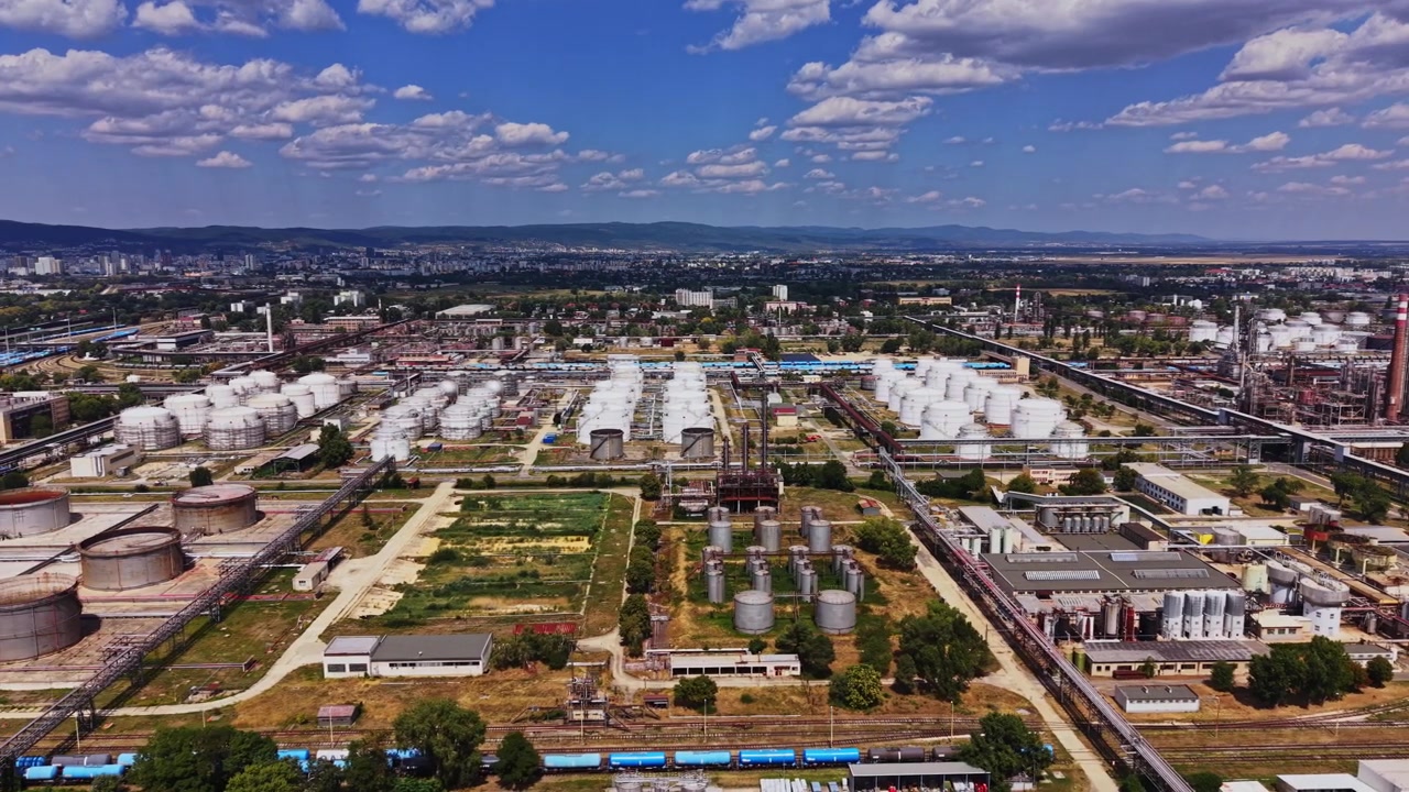 Produção de gasolina e diesel em área industrial sob céu azul