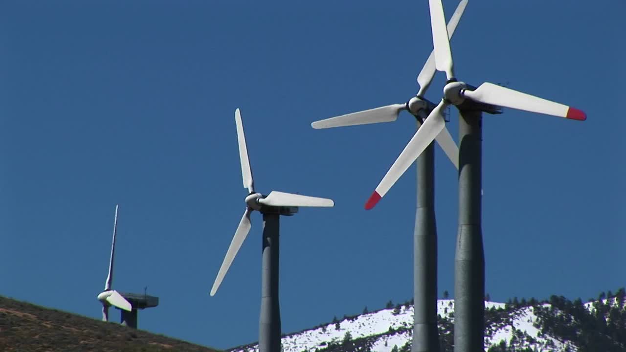 tehachapi 캘리포니아에서 전력을 생성하는 4개의 풍력 터빈의 중간 샷