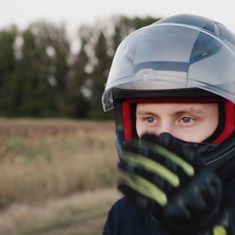 Porträt-Eines-Jungen-Bikers,-Der-Sich-Auf-Eine-Motorradfahrt-Vorbereitet