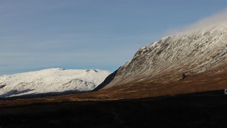 fotografía estática de turistas conduciendo a lo largo de la a82 en glencoe durante un invierno nevado
